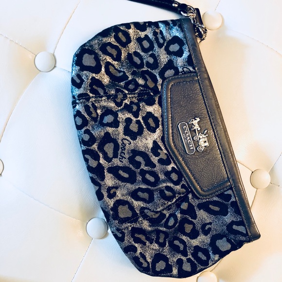 Coach wristlet 👛 great condition! - Picture 2 of 3